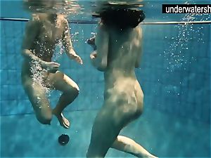 2 wondrous amateurs showing their bodies off under water